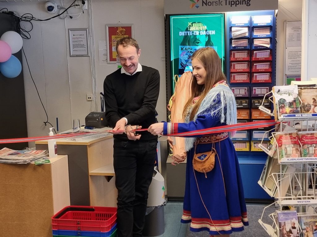 Ordfører i Skjervøy kommune, Ørjan Albrigtsen, klippet snoren. Ved siden av står daglig leder, Marte Michalsen.