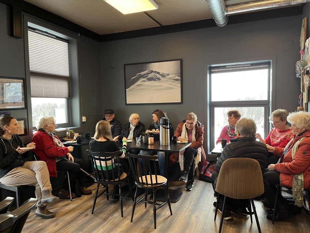 Kaffekroken hos Snarkjøp Djupvik er fullsatt, og de koser seg med kaffe og kake.