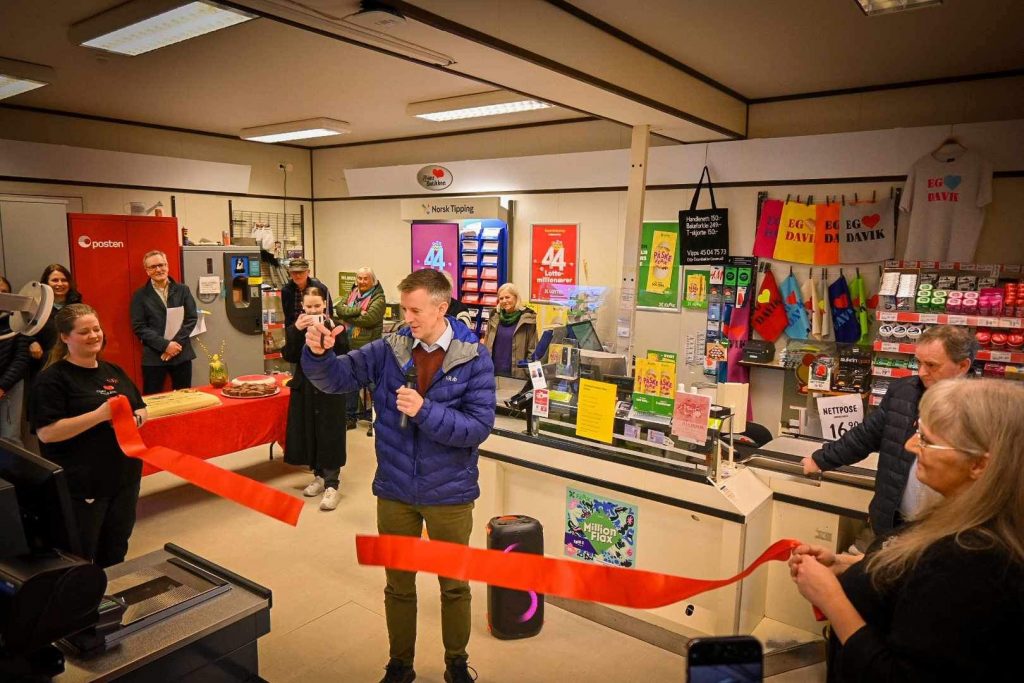 Kommunal- og distriktsminister Erling Sande klipte snora under den offisielle åpningen.