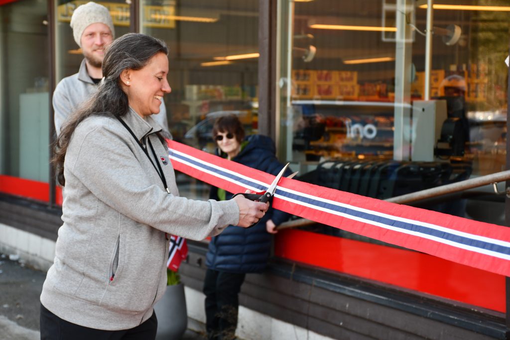 Butikksjef Mai-Toril Stensrud klippet snoren da butikken åpnet.
