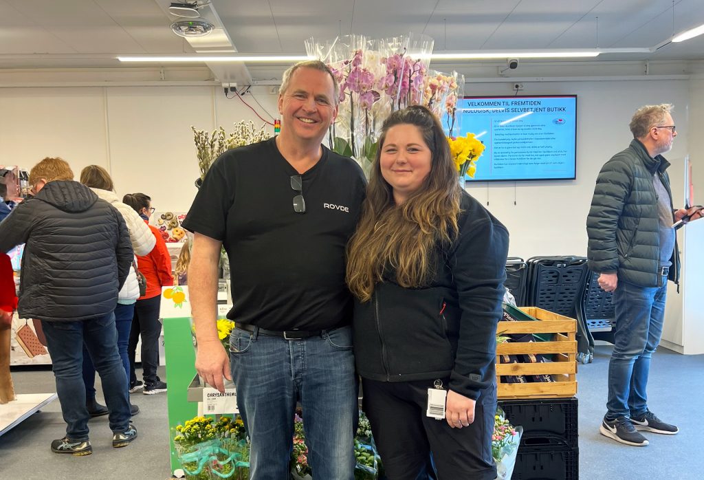 Styreformann Paul Sindre Vedeld og butikksjef Jasmin Beyer smiler under butikkåpningen.