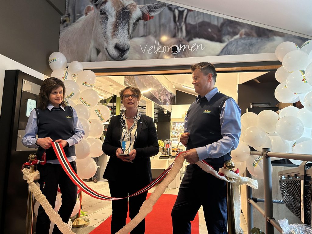 Ordfører i Etne, Mette Bergsvåg Ekrheim, klippet snoren under åpningen av butikken.