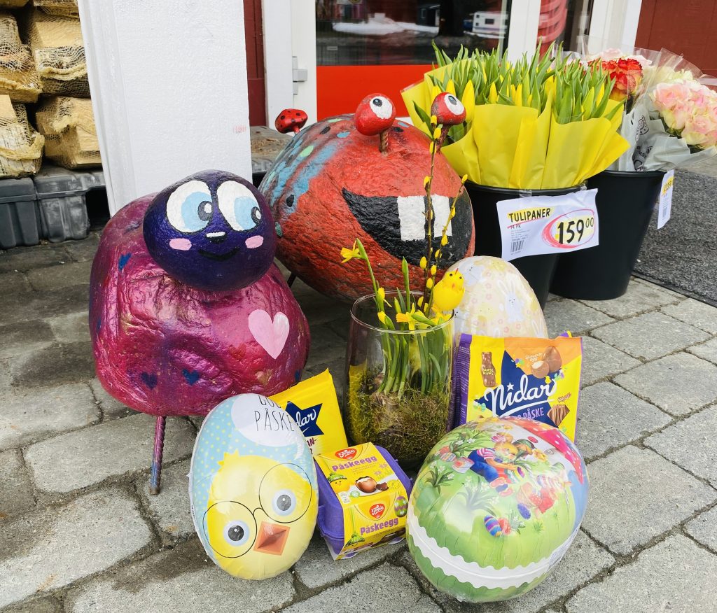 Påskepynt utenfor dagligvarebutikk.