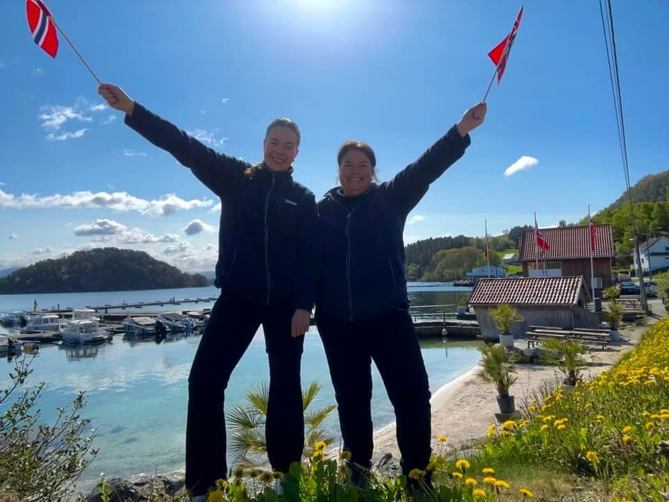 Carina Ørnes og Anita Torp Ørnes jubler for at Joker Skartveit når er blitt høyteknologisk.