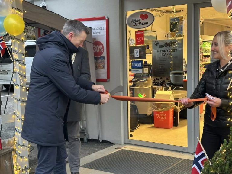 Kommunal og distriktsminister Erling Sande åpnet høyteknologisk butikk nr. 100