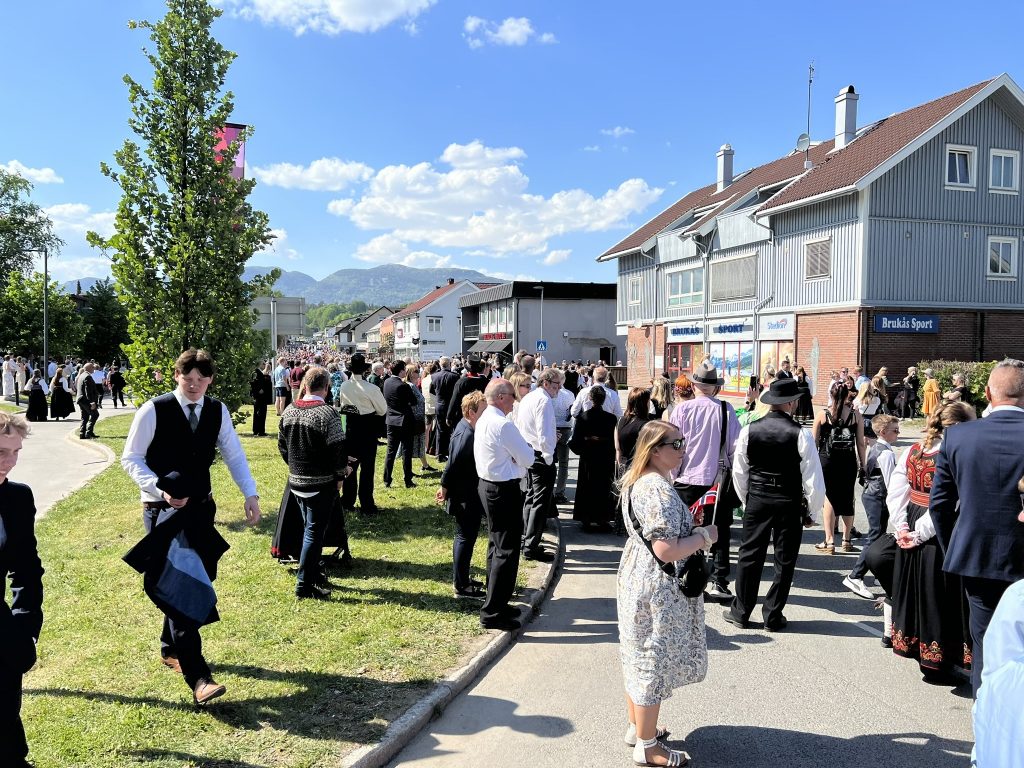 Folkemengde samlet for å se på 17.mai-tog.