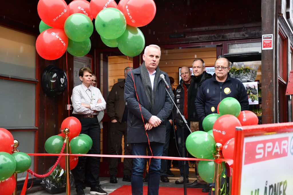 Hans Olav Bakås, CEO i Liberty Now, taler under den offisielle åpningen av SPAR Atrå som delvis fjernbetjent butikk.