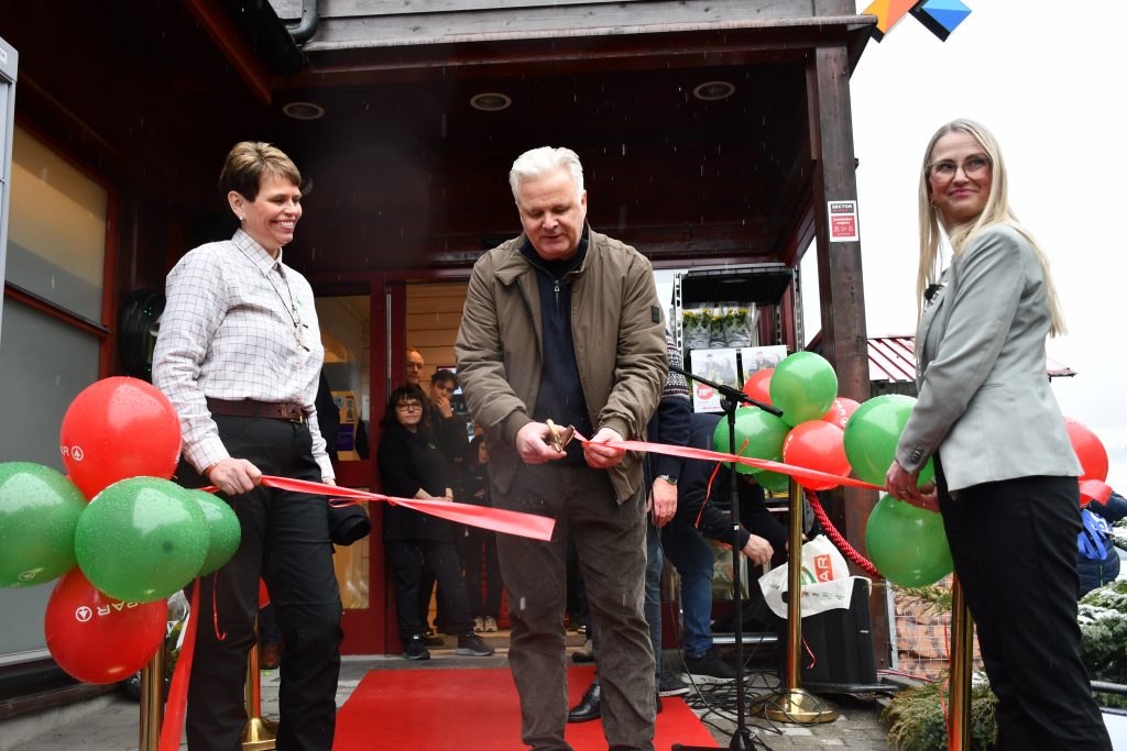 Administrerende direktør i Kjøpmannshuset, Ole Christian Fjeldheim, klippet snoren under åpningen av SPAR Atrå som den første SPAR-butikken med RMA-Butikkstyring. Ved siden av står butikksjef og ordfører i Tinn kommune.