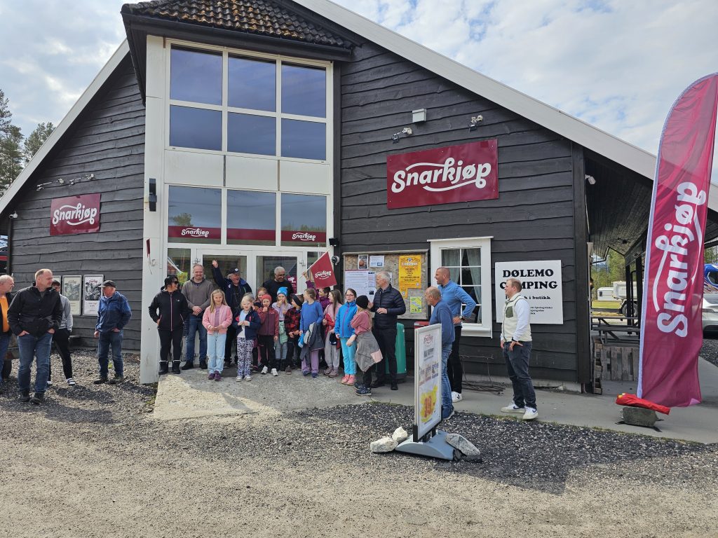 Mange møtte opp utenfor butikken for å ta del i den offisielle åpningen.