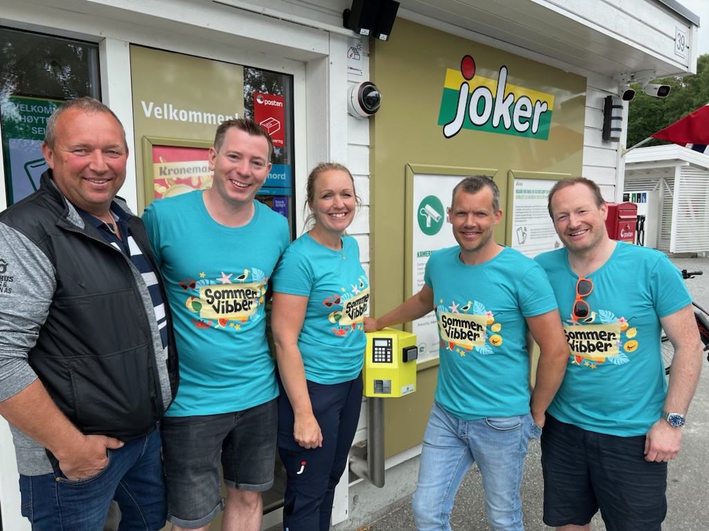 Ansatte og eiere av Joker Fogn smiler på den offisielle åpningen av Joker Fogn som delvis fjernbetjent.