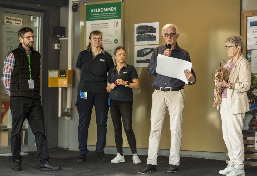 Eiere og ansatte ved Joker Bjordal ble avbildet i forbindelse med offisiell åpning av butikken som høyteknologisk med RMA-Butikkstyring.