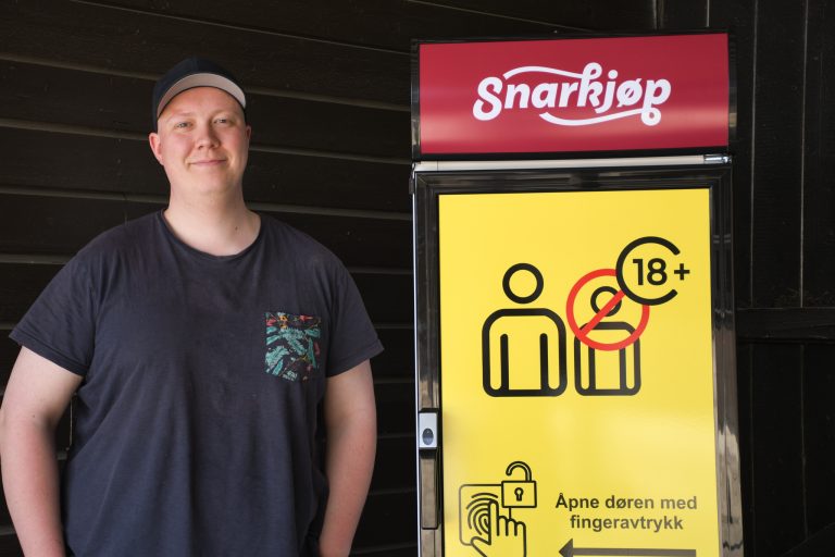Jonny står ved siden av et RMA-Cabinet sound.