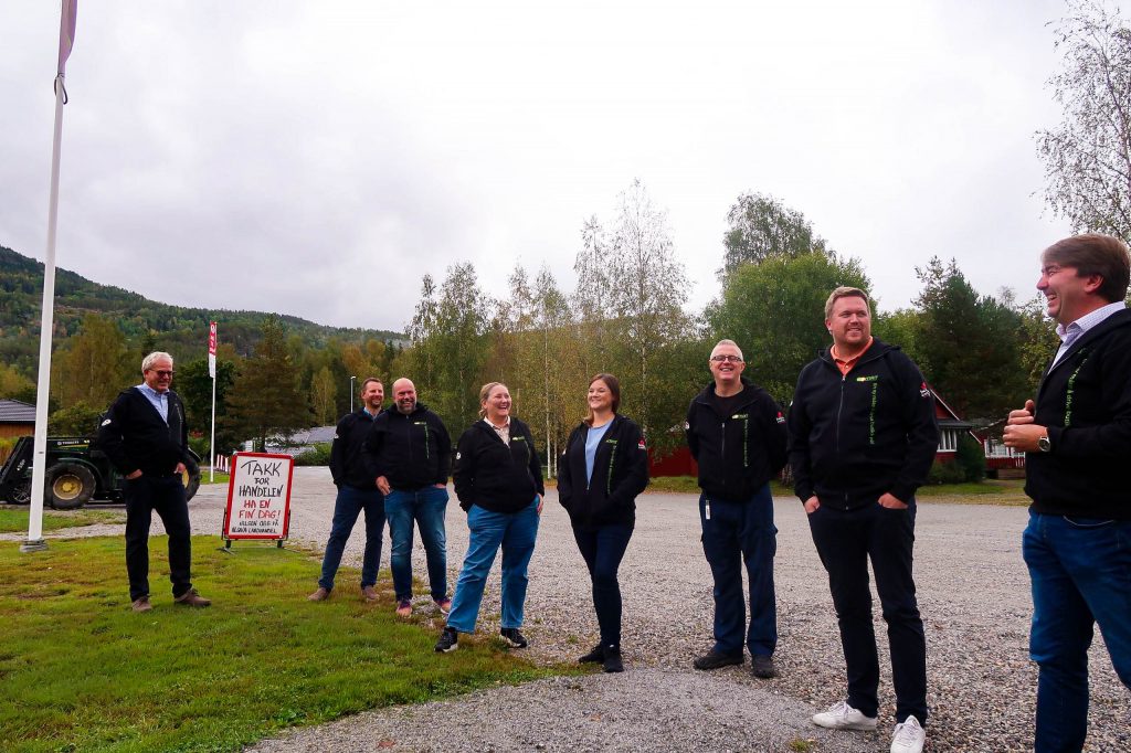 Her står ledergruppen for Joker og Nærbutikken i region Sørøst på parkeringen utenfor Norges første butikk med RMA-Butikkstyring, Nærbutikken Hegna Landhandel.