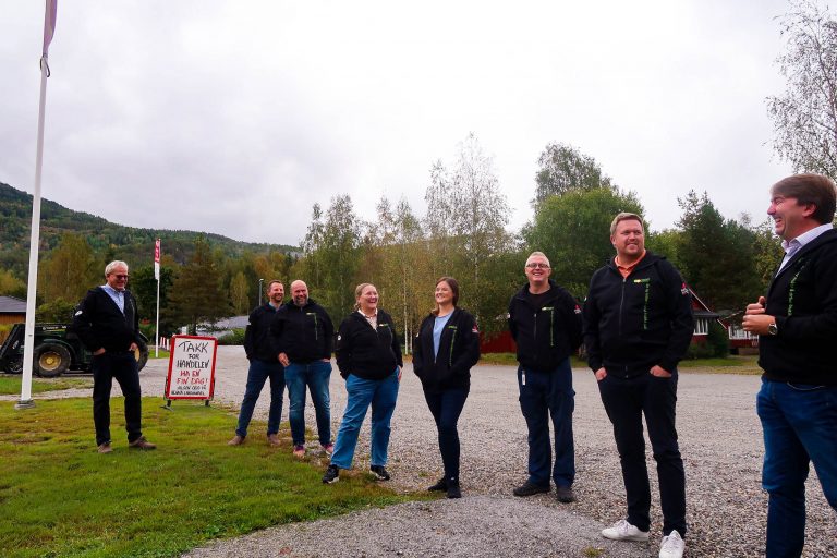 Her står ledergruppen for Joker og Nærbutikken i region Sørøst på parkeringen utenfor Norges første butikk med RMA-Butikkstyring, Nærbutikken Hegna Landhandel.