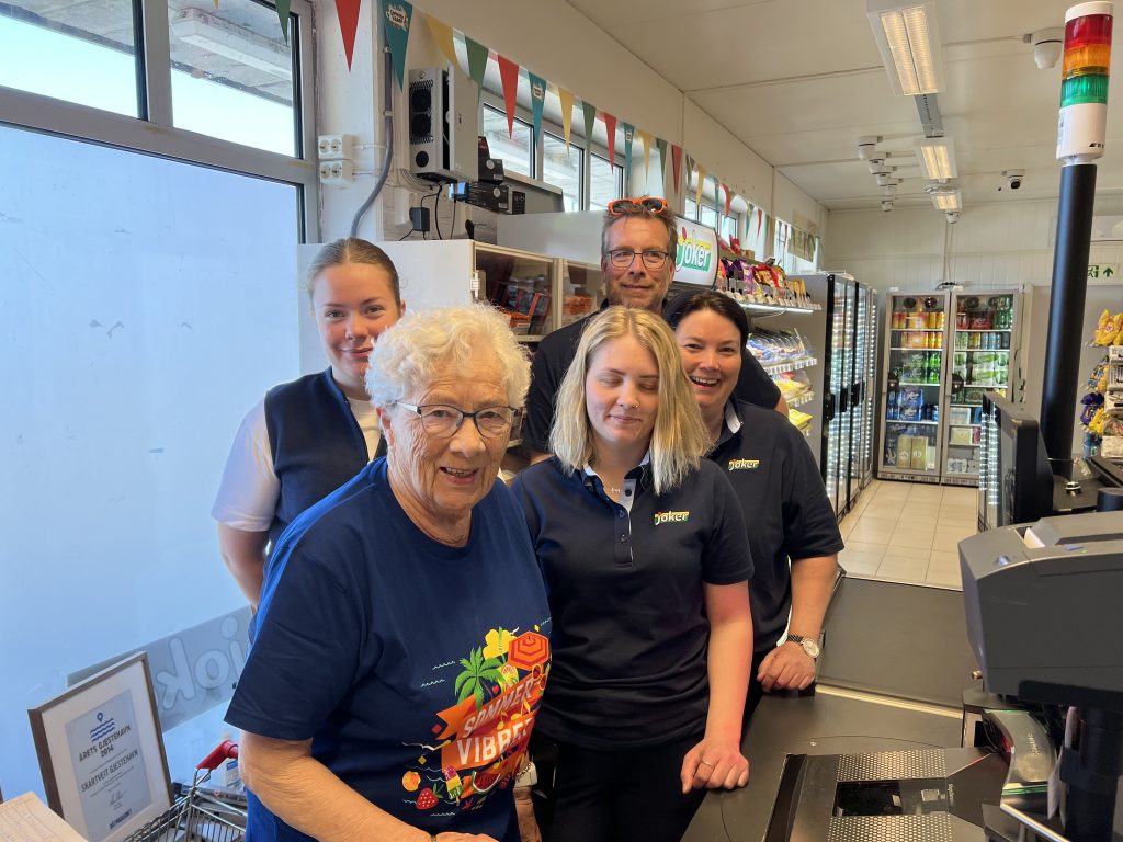 Butikkansatte ved Joker Skartveit under den offisielle åpningen.