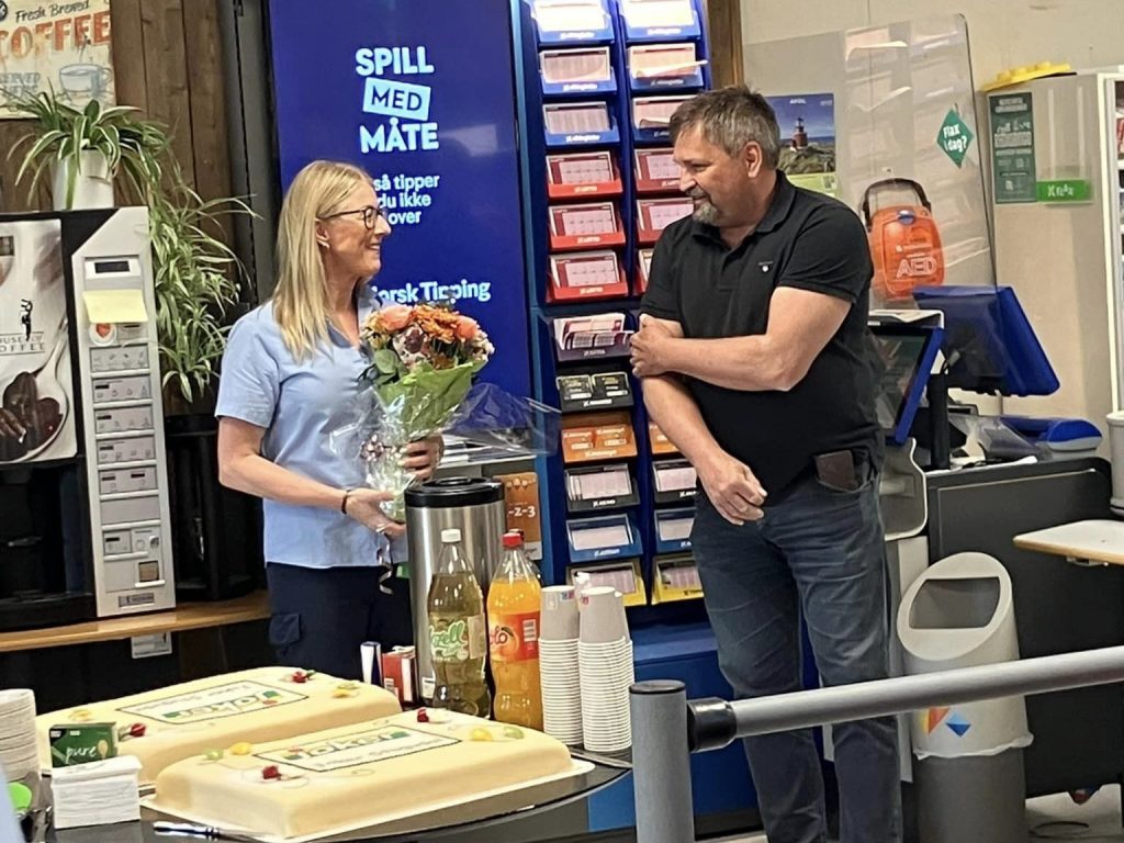 Daglig leder for Joker Stugudal mottok blomster da butikken åpnet som høyteknologisk med RMA-Butikkstyring.