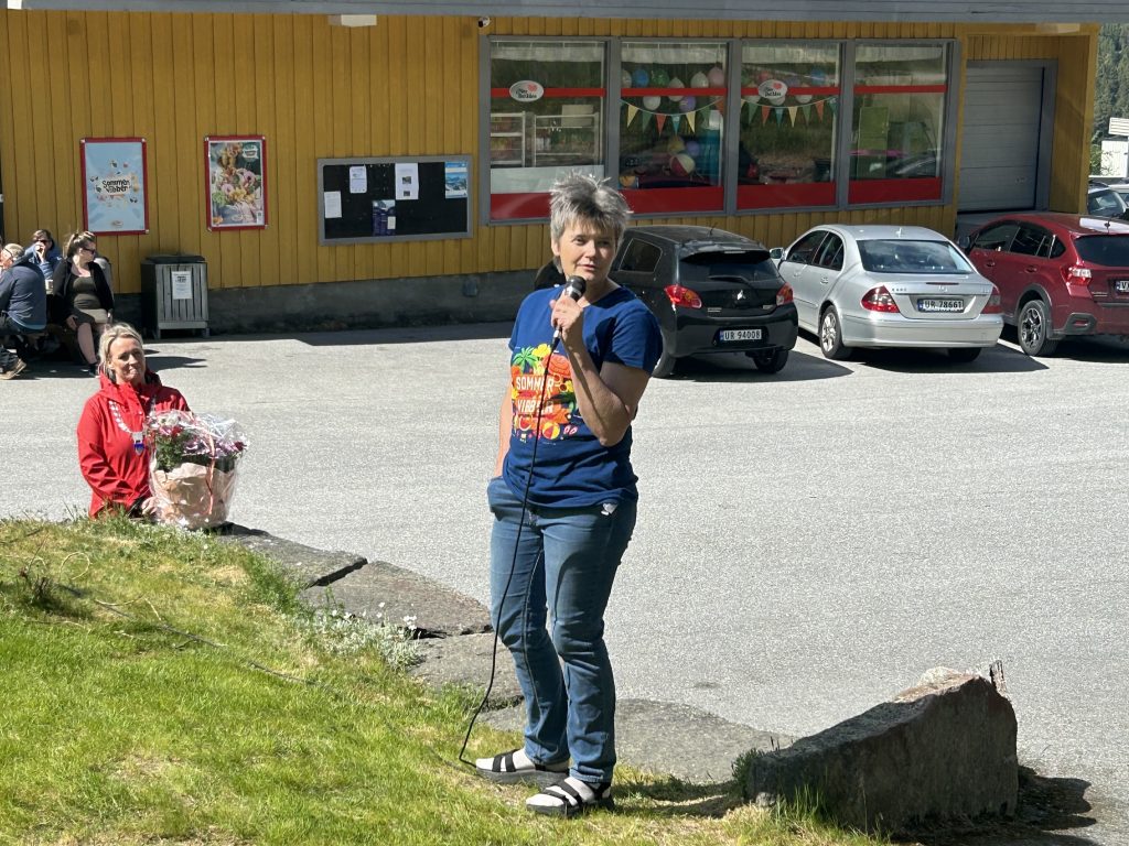 Butikksjef for Nærbutikken Verma holdt tale under den offisielle åpningen av butikken som delvis fjernbetjent.