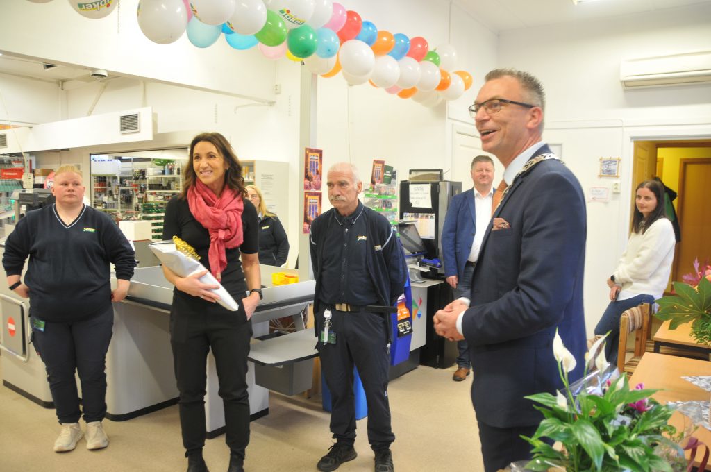 Representanter fra butikken, Merkur-Programmet og ordfører var samlet i forbindelse med at Joker Austafjord åpnet som høyteknologisk butikk.