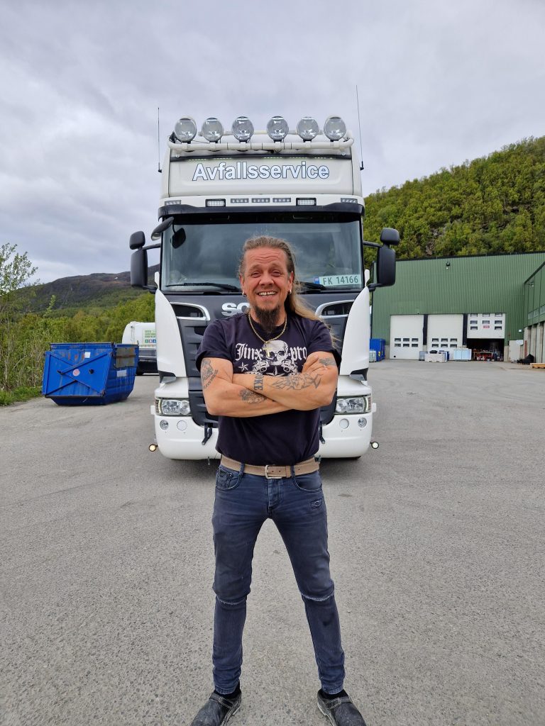 John Are Leirbakke fra Avfallsservice står forran en av selskapets lastebiler.