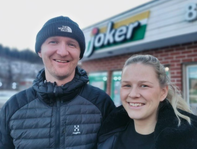 Lasse Holten og Synnøve Dyrhaug med butikken i bakgrunnen.