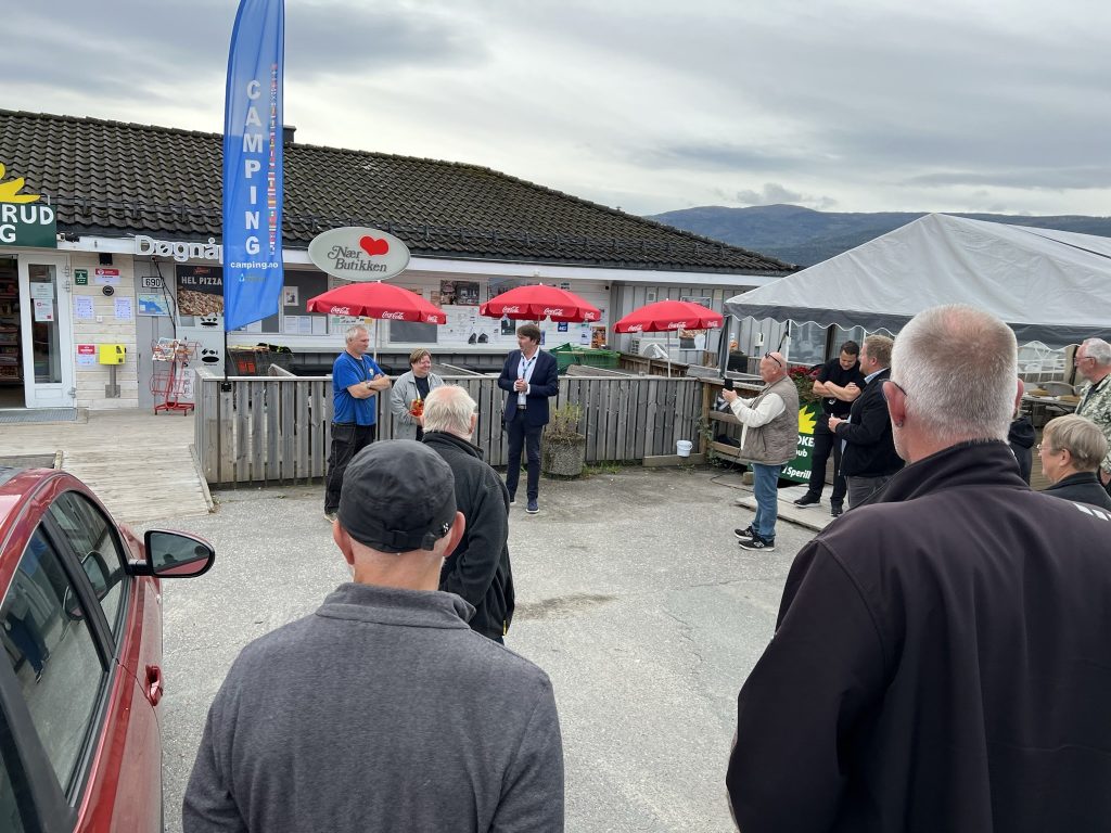 Kjededirektør Kjetil Flåtrud talte under åpningen av butikken som døgnåpen med RMA-Butikkstyring.