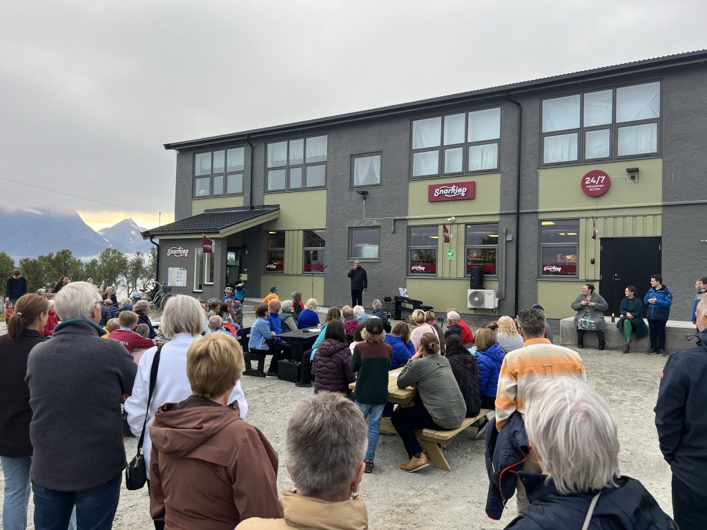 Mange møtte opp for å få med seg åpningen av butikken.