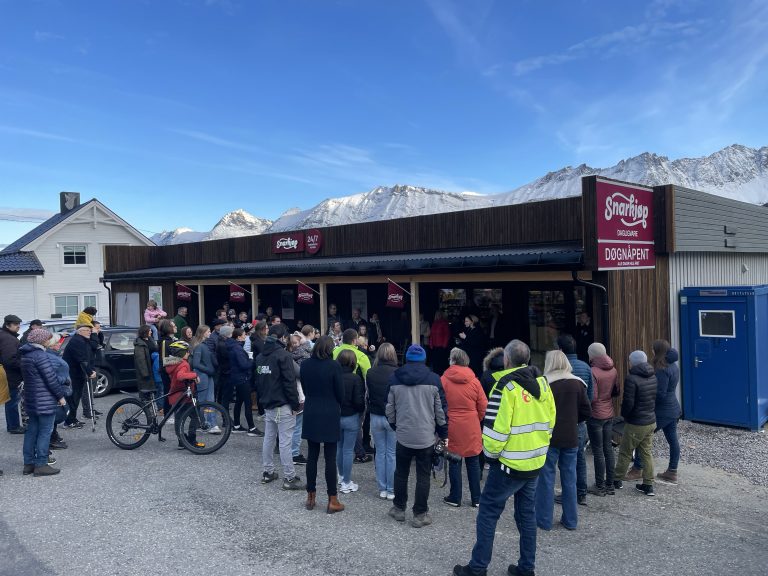 publikum ser på butikkåpning av Snarkjøp Fjorgård