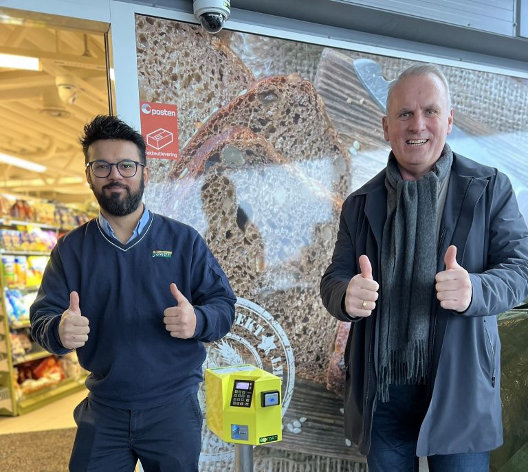 Butikksjef, Sheheryar Akbar og Liberty Now CEO Hans Olav Bakås forran den nye adgangsterminalen