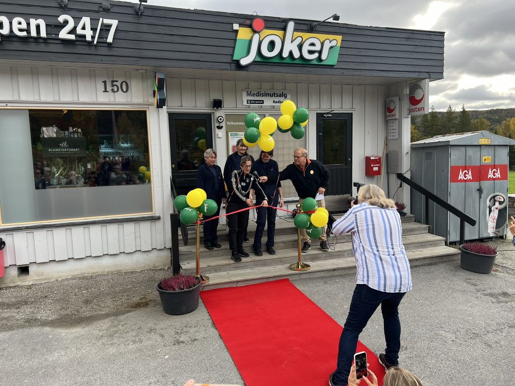 Snoren ble klippet, og det var rød løper da Joker Dagali åpnet som døgnåpen butikk.