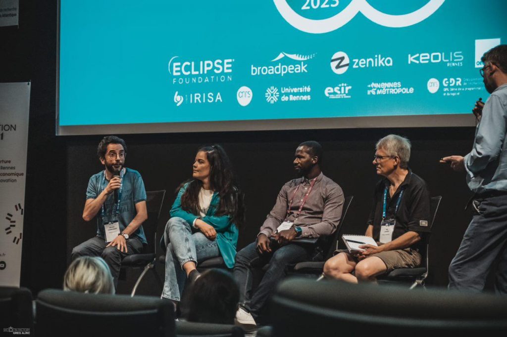 Karine Risdalen på scenen under den teknologi- og bærekraftsfokuserte konferansen ICT4S.