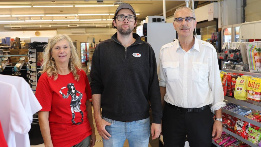 Hans Jakob Valle (t.h.) driver Nærbutikken på Feste kai.