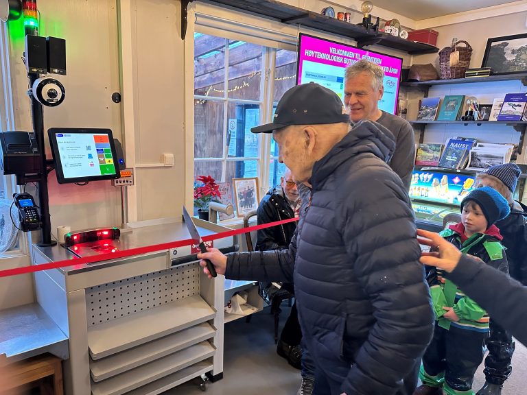 Bygdas eldste, Audun Hellevang (98) klippet snoren da butikken åpnet som selvbetjent.