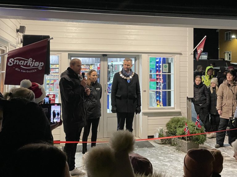 Per Eivind Vik, CEO i Snarkjøp, Michelle Solhaug, butikksjef Snarkjøp Storekvina, Per Sverre Kvinlaug, ordfører i Kvinesdal står klare til å åpne butikken.
