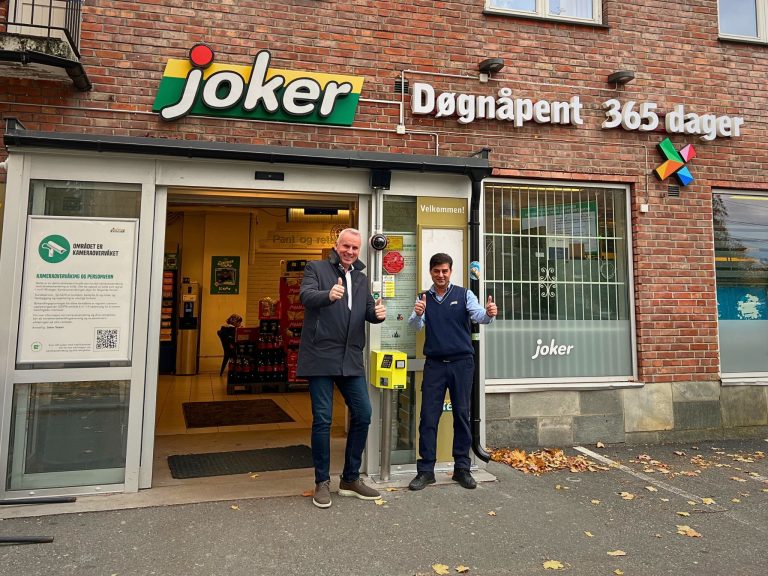 CEO i Mat-Norge, Hans Olav Bakås, og butikksjefen hos Joker Teisen, Kazim Jamil, gir den høyteknologiske butikken tommel opp.