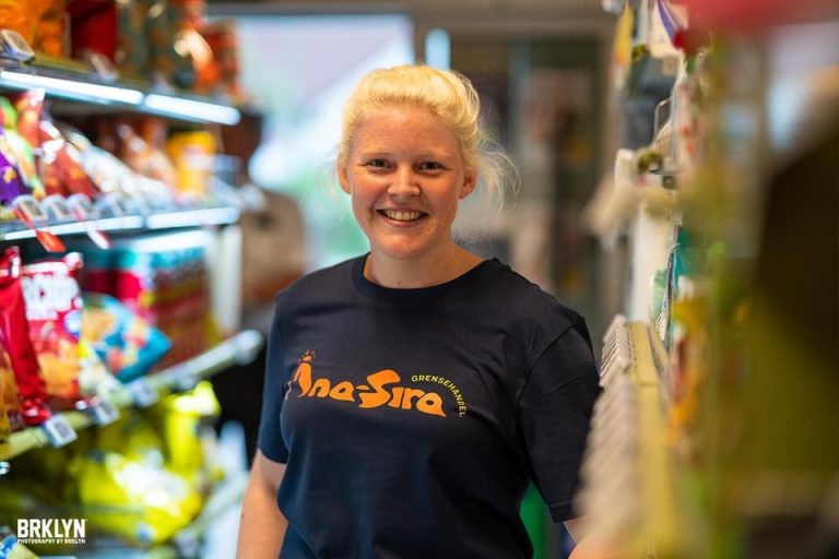 Daglig leder, Tina Kvelland Sivertsen smiler fornøyd i butikken som nylig har blitt høyteknologisk.