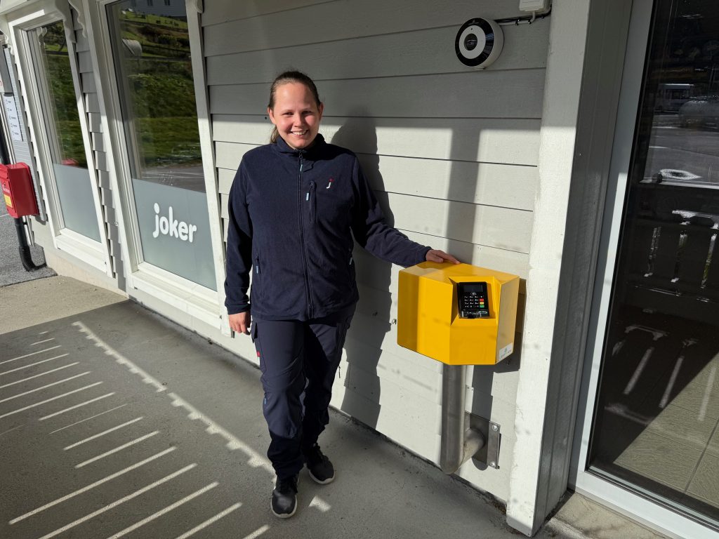 Butikksjef, Margrete, ute ved den gule adgangsterminalen.