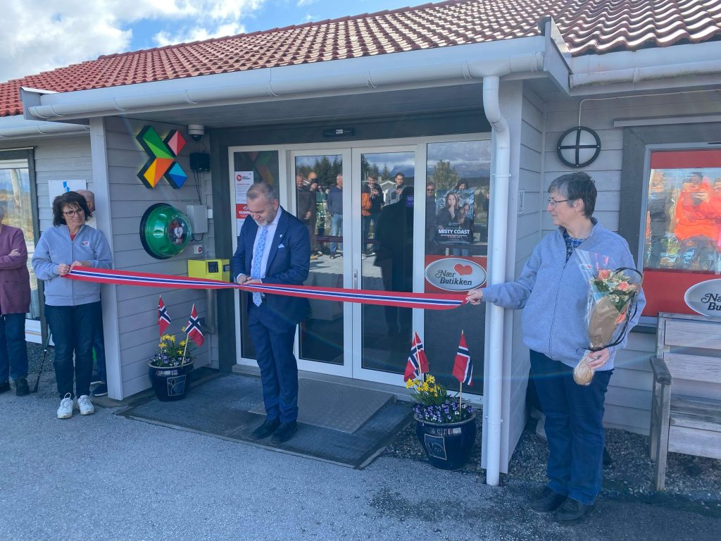Ordfører klippet snoren under åpningen.