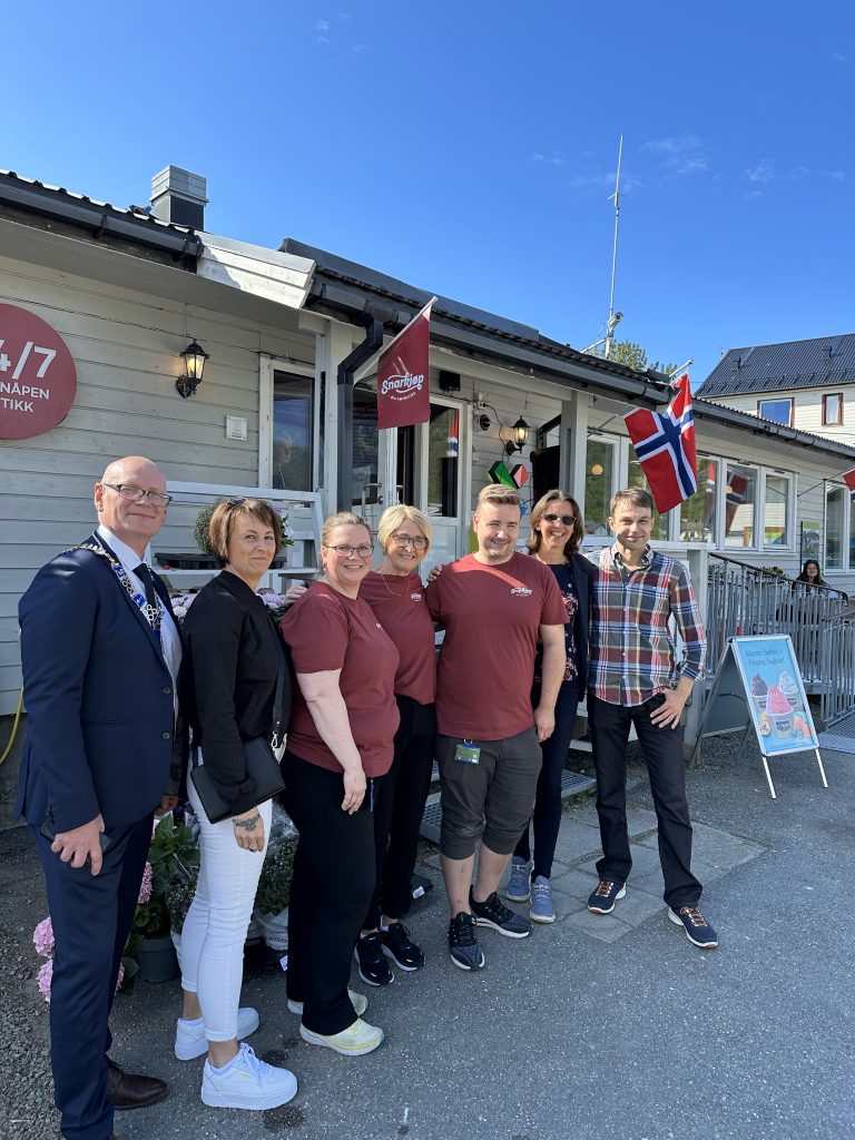 Fra venstre: ordfører Åge Hilmar Rusten, ordfører kandidat for AP i Hadsel kommune Margareth Bentzen, butikkansatte June, Lillian, Stian, Gunta Venge fra Snarkjøp og styreleder Håkon Olsen.