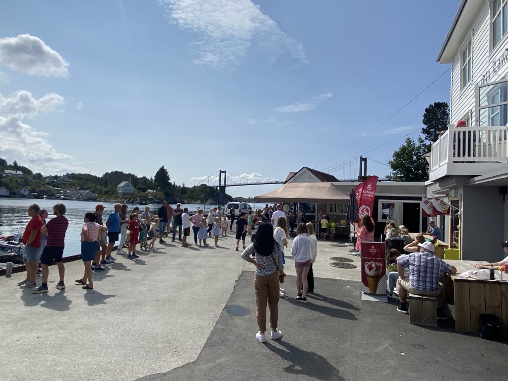 Det er folksomt på brygga utenfor Snarkjøp Herdla Landhandel.