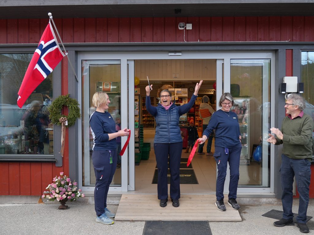 Ordfører i Folldal kommune klippet snoren under den offisielle åpningen av Joker Dalholen som delvis fjernbetjent.