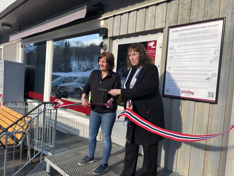 Ordføreren klippet snoren under åpningen.