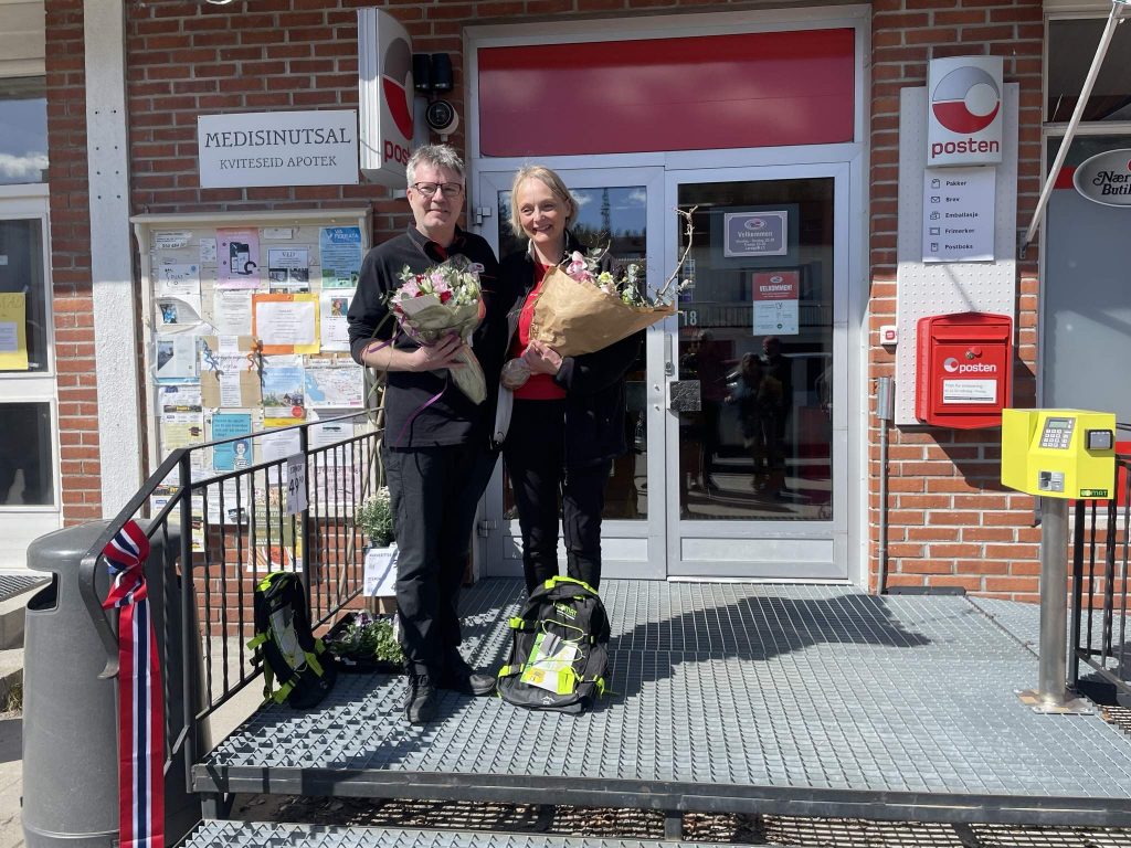 Nærbutikken Nissedal mottok blomster i forbindelse med den offisielle åpningen.