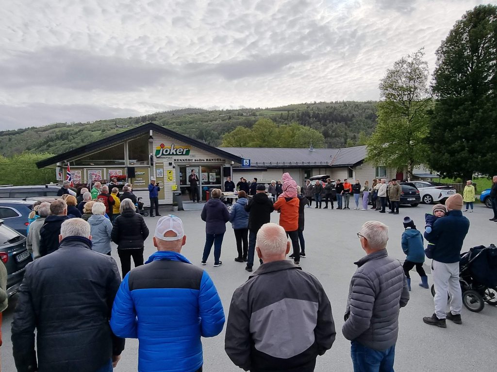 Mange møtte opp utenfor Joker Rennebu da butikken åpnet som høyteknologisk.