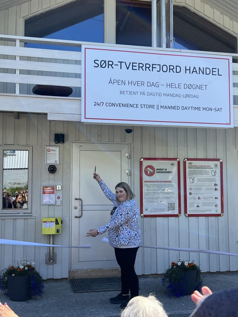 Ordfører i Loppa kommune, Gøril Rydheim Henriksen, klipper snoren og erklærer nye Sør-Tverrfjord Handel for åpnet.