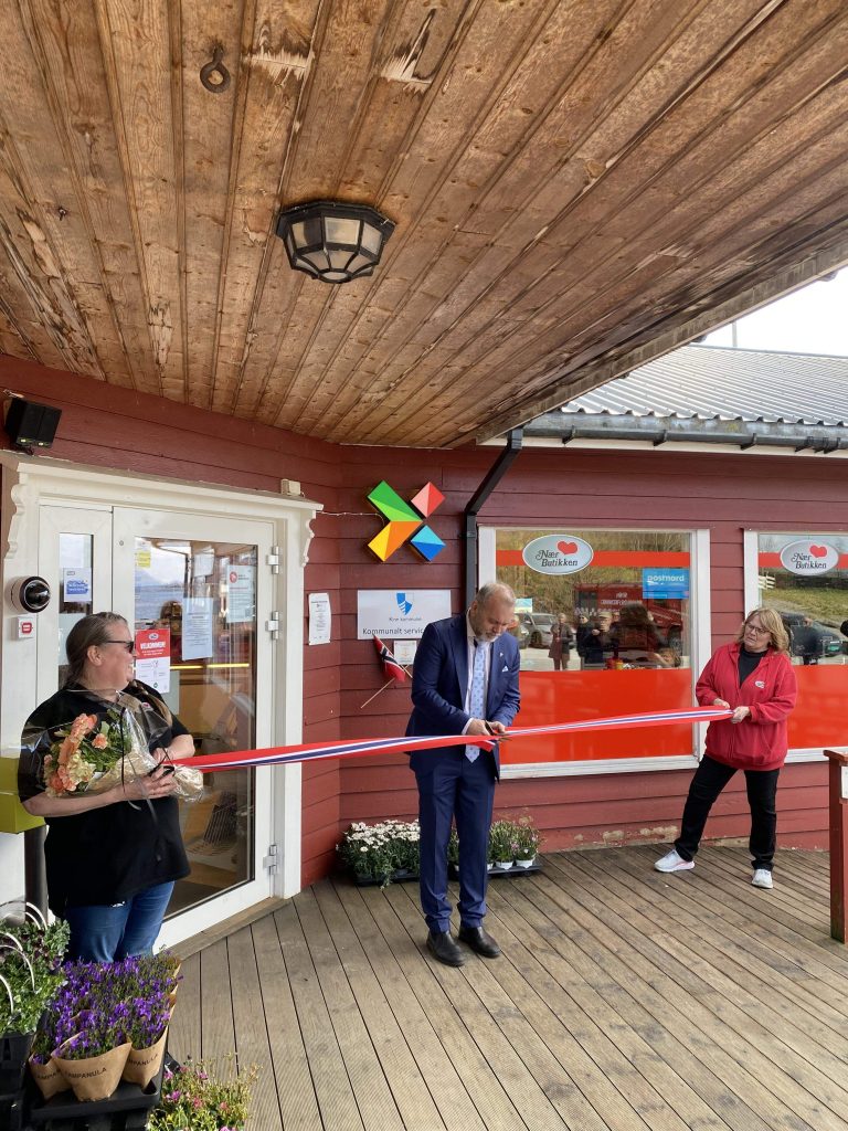 Ordfører Ola Teigen klippet snoren forran inngangen til butikken.