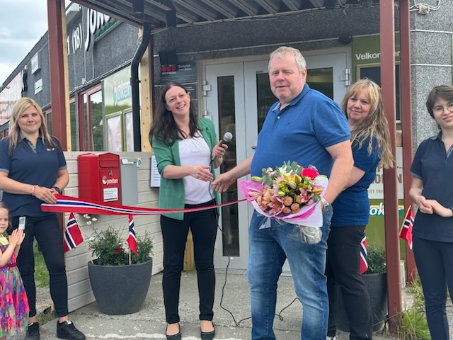 Ordfører Britt Kristoffersen Løksa gratulerer Øyvind Johansen med høyteknologisk Jokerbutikk før hun klippet snoren og erklærte butikken for døgnåpen.