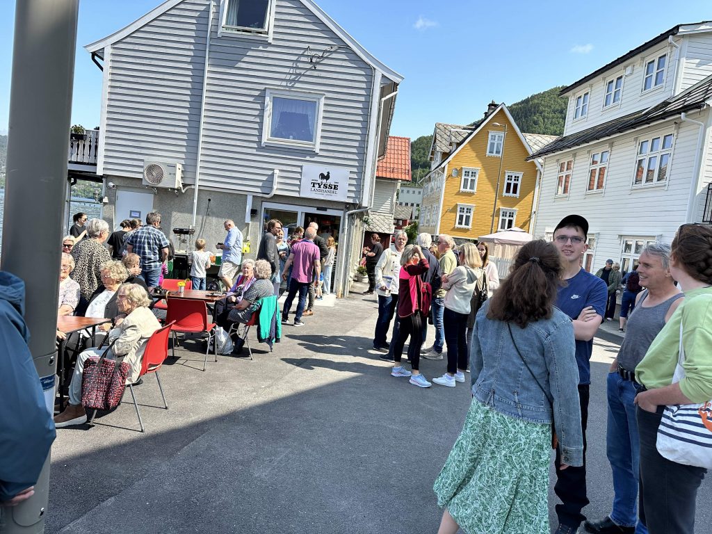 Mange møtte opp for å få med seg åpningen av Snarkjøp Tysse.