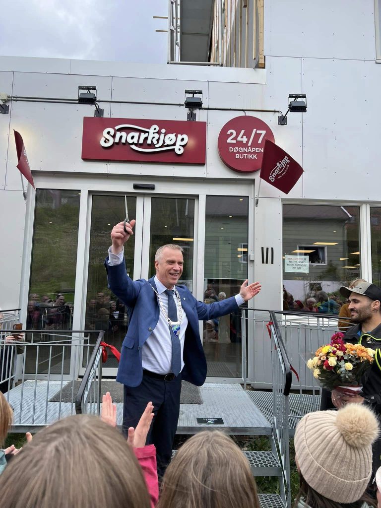 Stolt Ordfører i Senja kommune, Tom-Rune Eliseussen åpnet ny butikk!