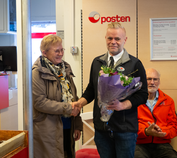 Varaordfører i Meløy, Grethe Andersen, overrakte blomster til butikksjef, Tor Arne Swensen i forbindelse med åpningen.
