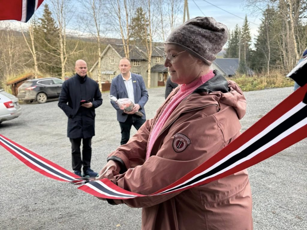 Styreleder for butikken klippet snoren da Nærbutikken Drevvatn ble høyteknologisk.